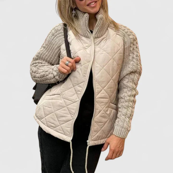 Veste élégante Havirae de Danoir Paris en kaki, vue en gros plan sur le tissu et la coupe moderne.