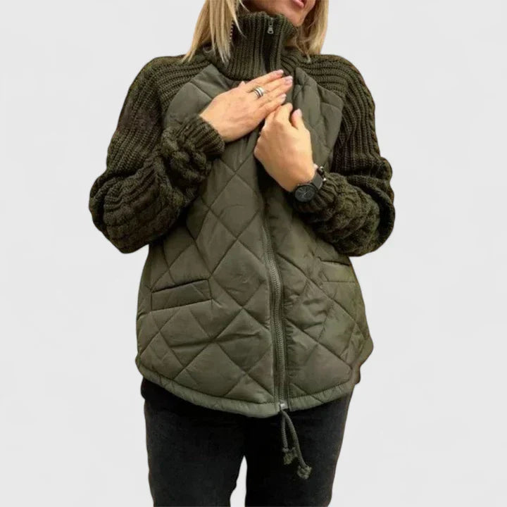 Veste élégante Havirae de Danoir Paris en kaki, détail de la finition et coupe sophistiquée, pour un style chic et moderne.