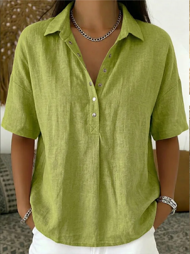 Blouse à col Hélène™ de Danoir Paris en kaki, en tissu léger, portée sur mannequin.