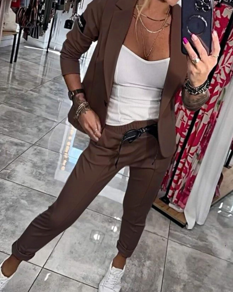 Ensemble Malou de Danoir Paris avec haut, veste kaki et pantalon assorti, idéal pour un look chic et confortable.
