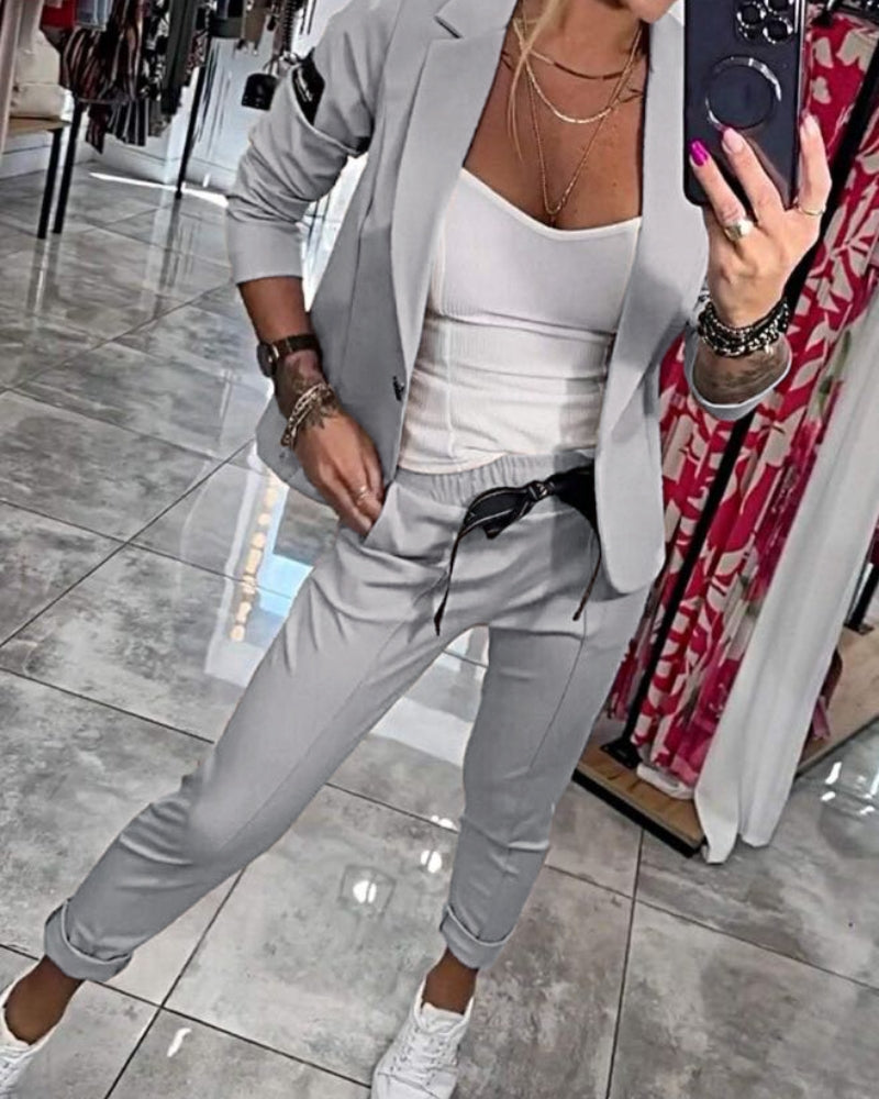 Ensemble Malou de Danoir Paris avec haut kaki, veste et pantalon assortis, style chic et confortable.