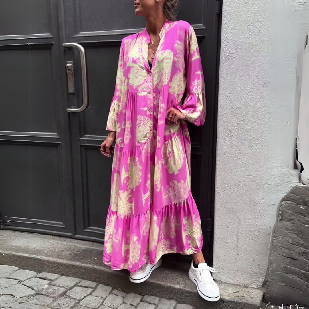 Robe maxi kaki Nerina élégante de Danoir Paris, tissu fluide et coupe raffinée, portée avec accessoires pour un look chic.