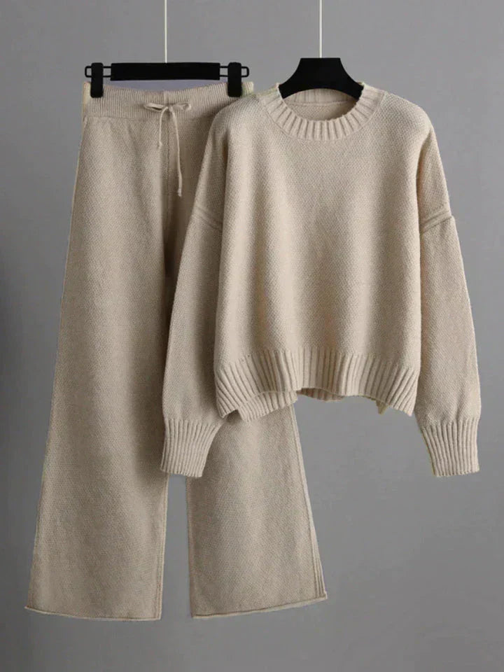 Ensemble tricoté chic Cécile par Danoir Paris, kaki, taille unique, porté avec détails élégants et tissu fin.
