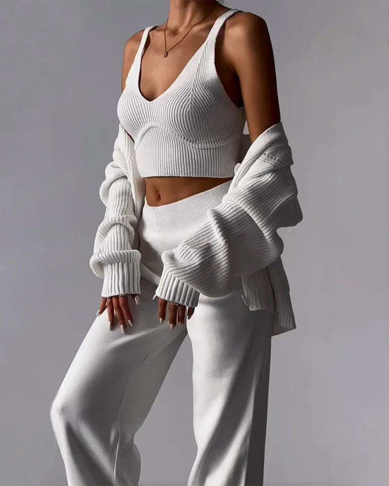 Ensemble tricoté élégant Amandine de Danoir Paris en kaki, composé d’un haut et d’un pantalon, porté par un mannequin.