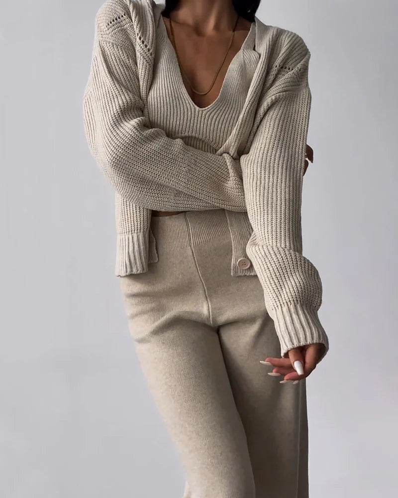 Ensemble tricoté élégant Amandine de Danoir Paris en kaki, composé d'un haut et d'un pantalon pour femme.