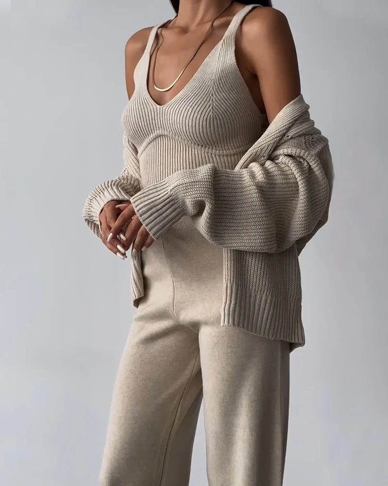 Ensemble tricoté élégant Amandine de Danoir Paris en kaki, comprenant un haut et un bas, porté en taille XS.