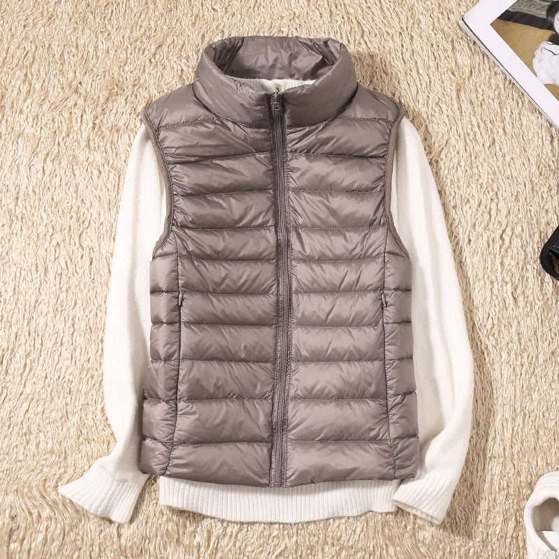 Gilet élégant en duvet kaki Saphire de Danoir Paris, coupe ajustée, léger et chaud, porté en situation décontractée.