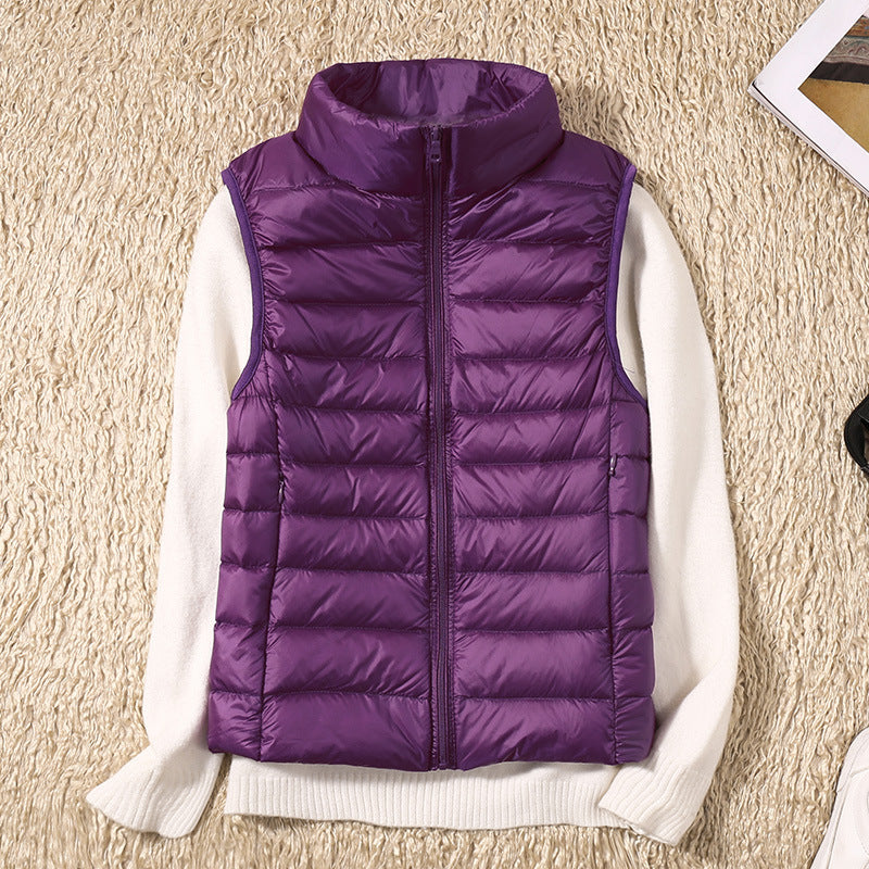 Gilet élégant en duvet kaki Saphire de Danoir Paris, coupe ajustée, léger et chaud, porté sur un fond neutre.