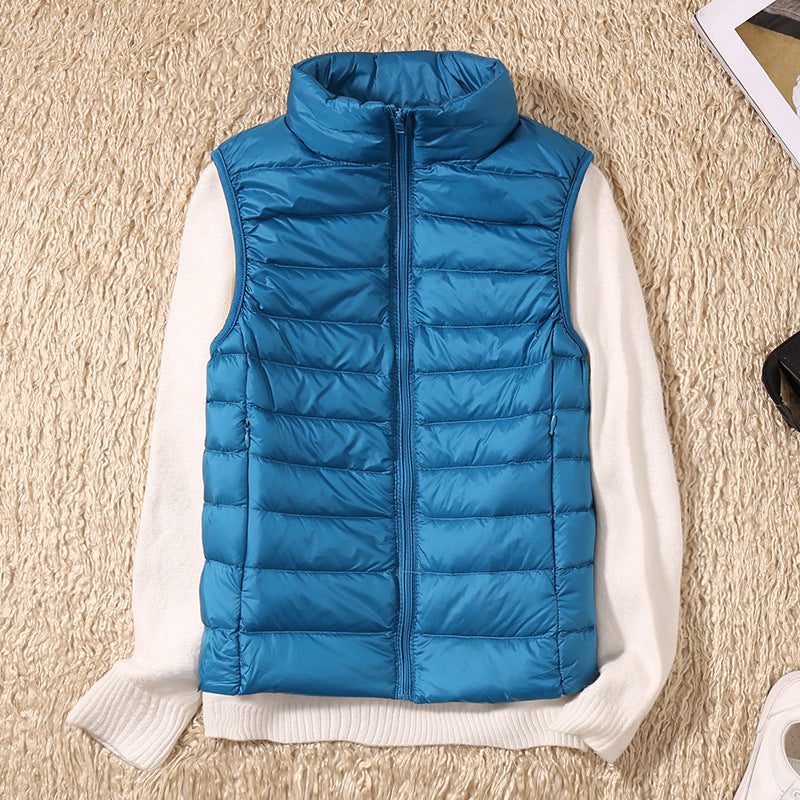 Gilet élégant en duvet Saphire de Danoir Paris, couleur kaki, taille XS, porté, détails de texture et finition raffinée