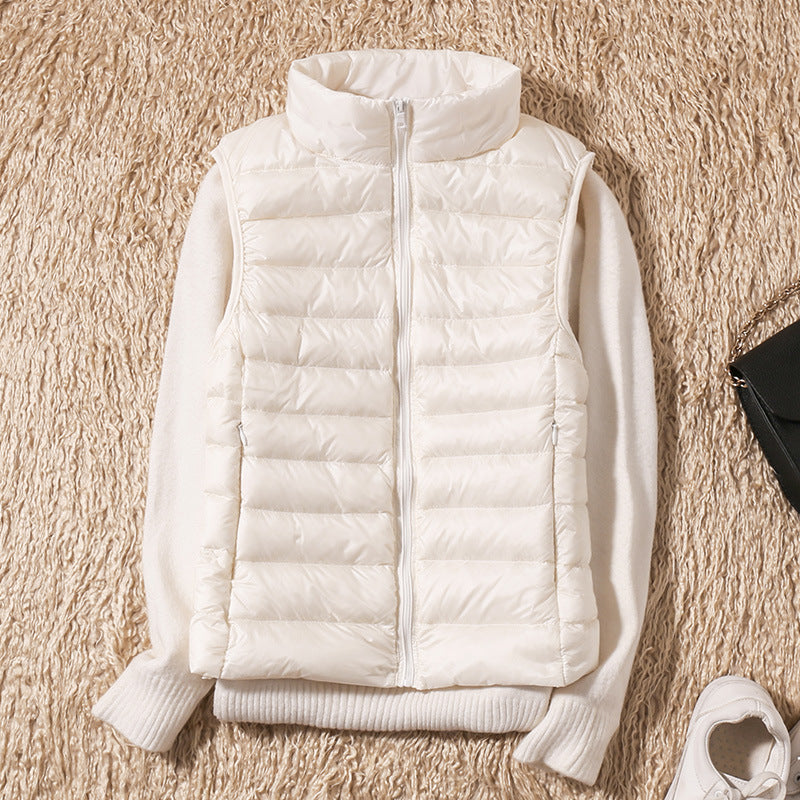 Gilet élégant en duvet Saphire de Danoir Paris, coloris kaki, taille XS, porté pour un style sophistiqué et chaud.