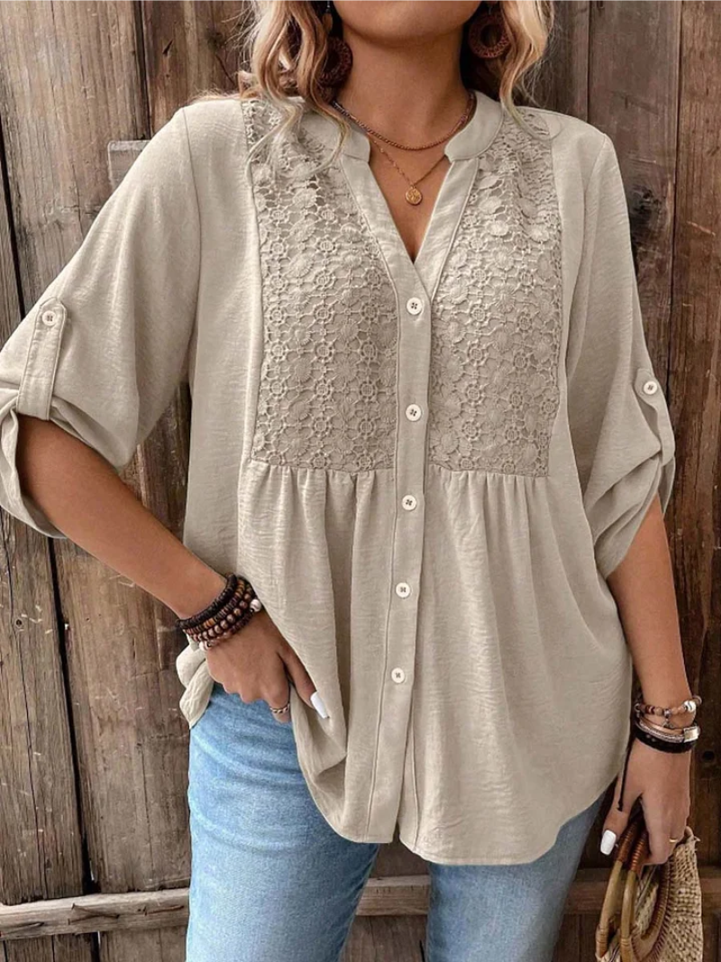 Blouse Danoir Paris Noor en kaki avec col en V et boutons, coupe élégante, tissu léger, vue de la blouse portée.