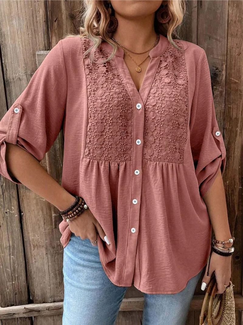 Blouse Danoir Paris Noor en kaki avec V-hals et boutons, vue de face, tissu léger et décontracté pour femme.