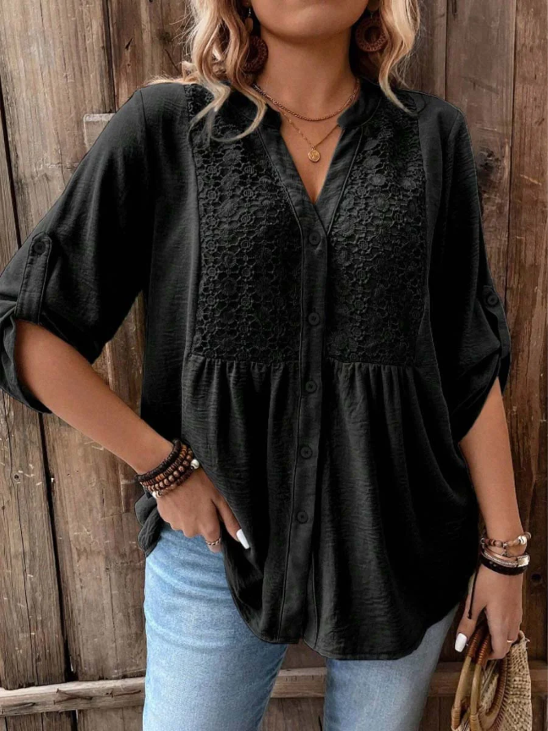 Blouse kaki Danoir Paris Noor avec col en V et boutons, coupe élégante, portée décontractée, visible en image.