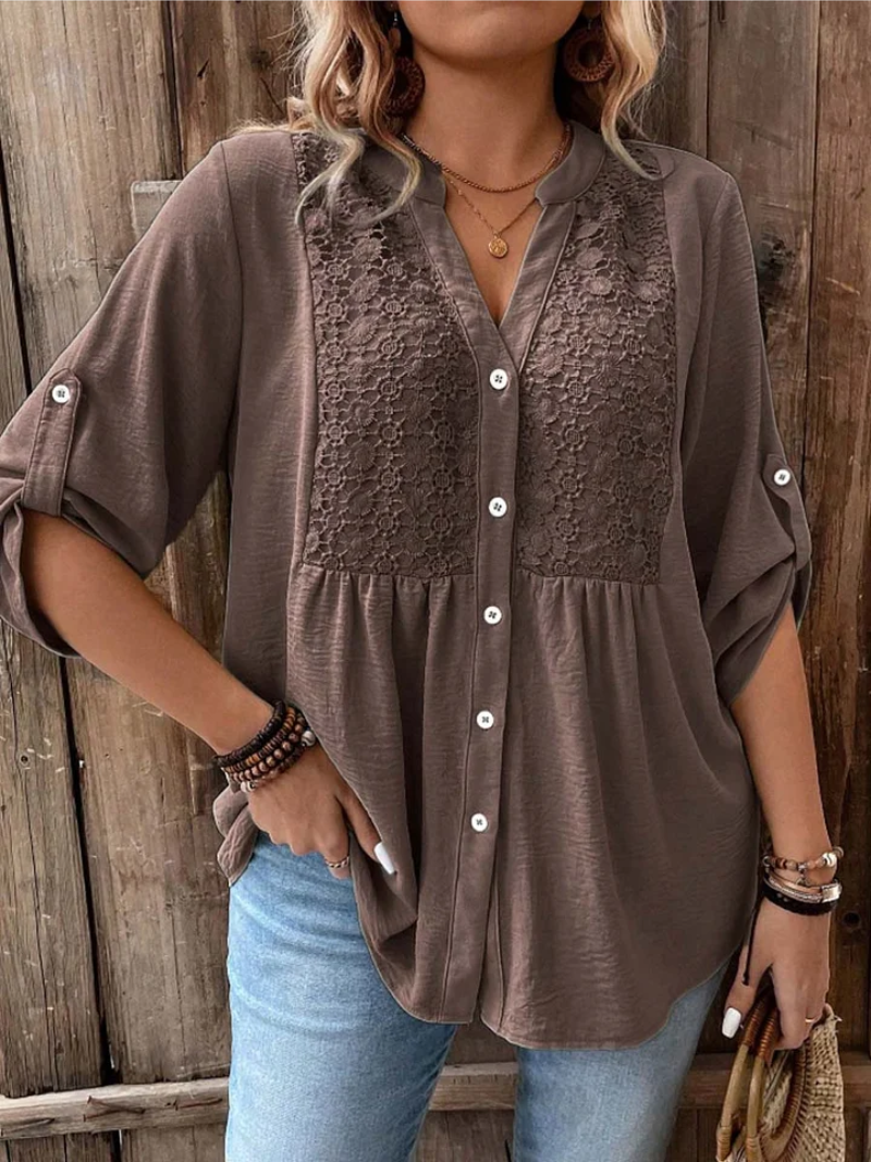Chemise Danoir Paris Noor en kaki avec col en V et boutons, coupe élégante pour femmes, portée décontractée ou chic.
