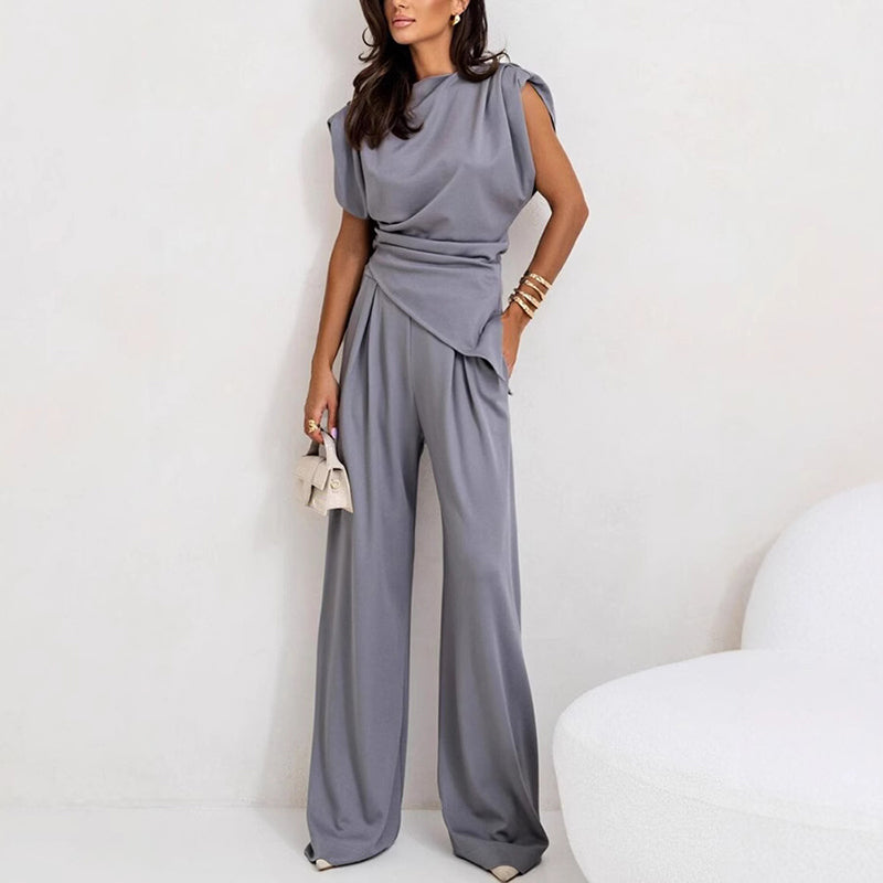 Ensemble deux pièces Charlène de Danoir Paris, vêtement kaki élégant, porté avec accessoires, pour un look sophistiqué.