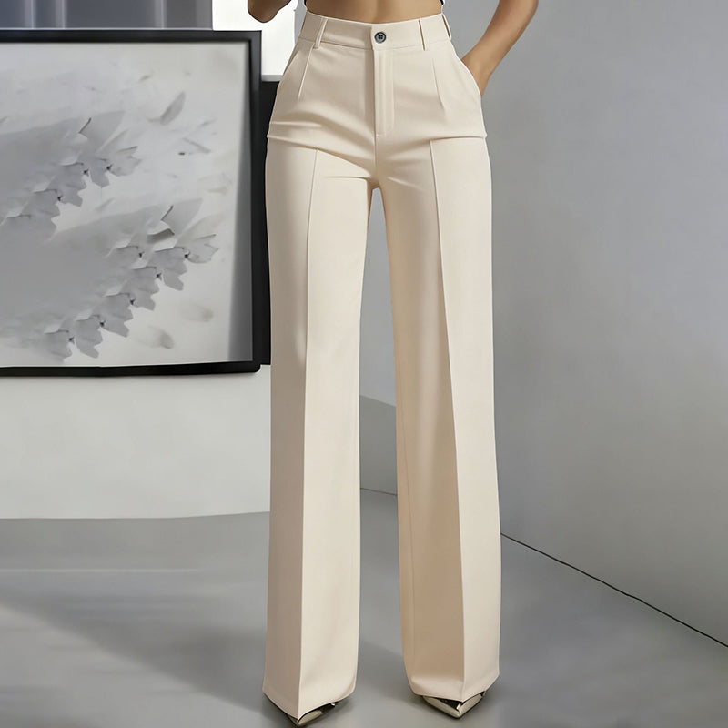Pantalon de costume noir pour femmes taille haute de Danoir Paris, coupe élégante et moderne, portée en contexte professionnel ou chic.
