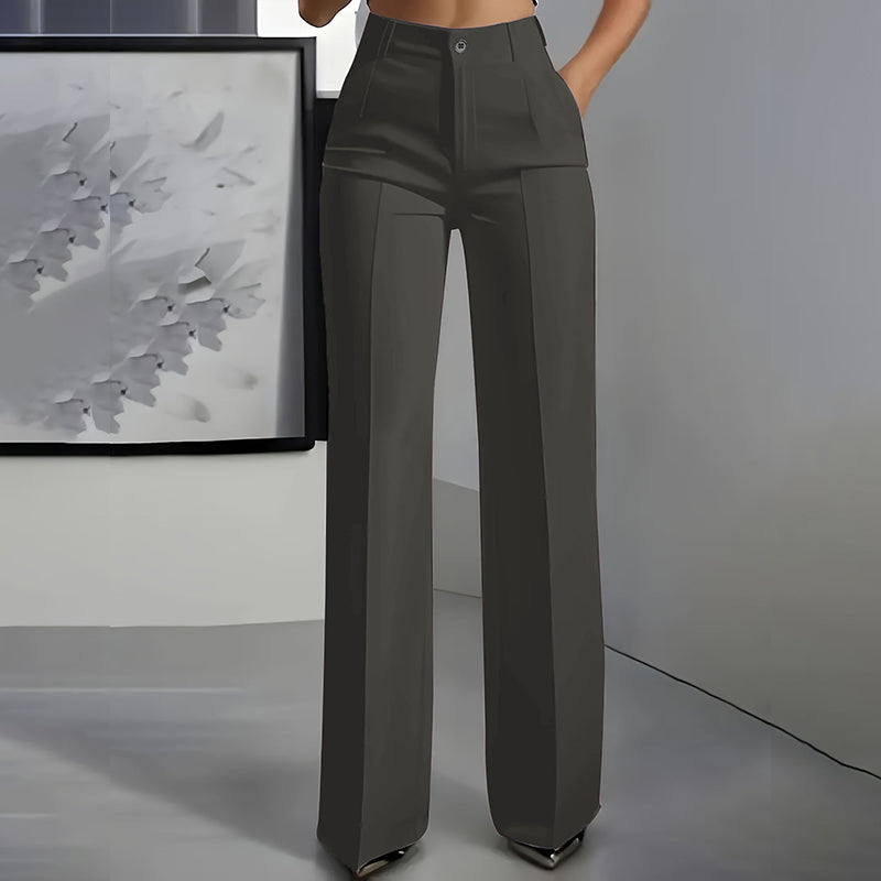 Pantalon de costume noir pour femmes, taille haute, de la marque Danoir Paris, porté sur un mannequin.