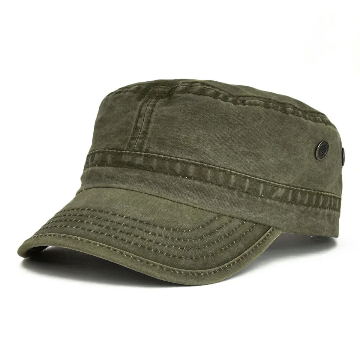Chat vintage élégant Bloom™ de Danoir Paris avec pelage léger vert kaki, assis sur un fond neutre.