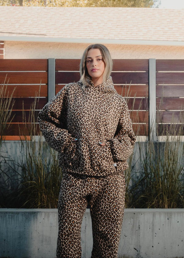 Sweat à capuche léopard Noémie de Danoir Paris, coupe chic et tendance, en tissu doux, porté sur fond neutre.