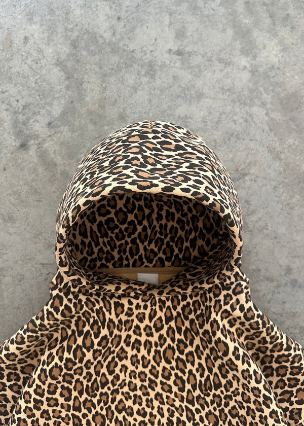Sweat à capuche léopard chic Noémie de Danoir Paris, coupe ajustée, motif léopard tendance, porté sur un mannequin.