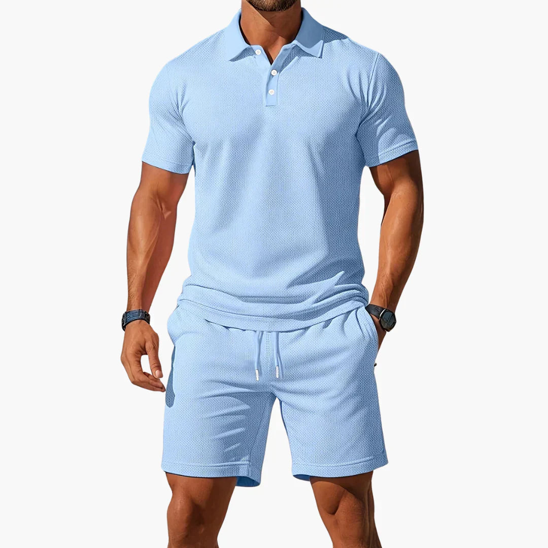 Ensemble polo élégant Milan de Danoir Paris avec chemise légère bleu clair, style sophistiqué pour homme.