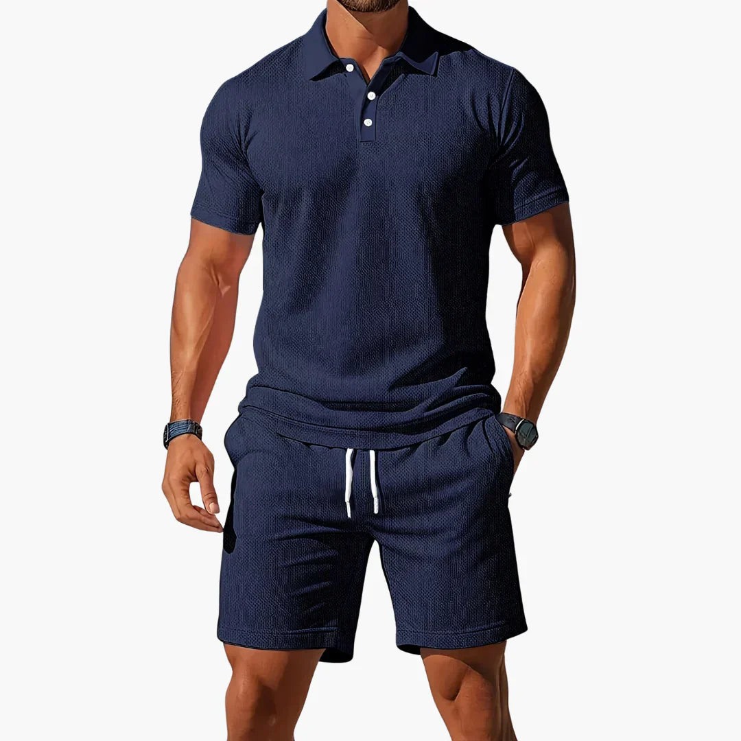 Ensemble polo élégant Milan de Danoir Paris, chemise bleue claire avec détails sophistiqués, taille XS, porté par un mannequin.