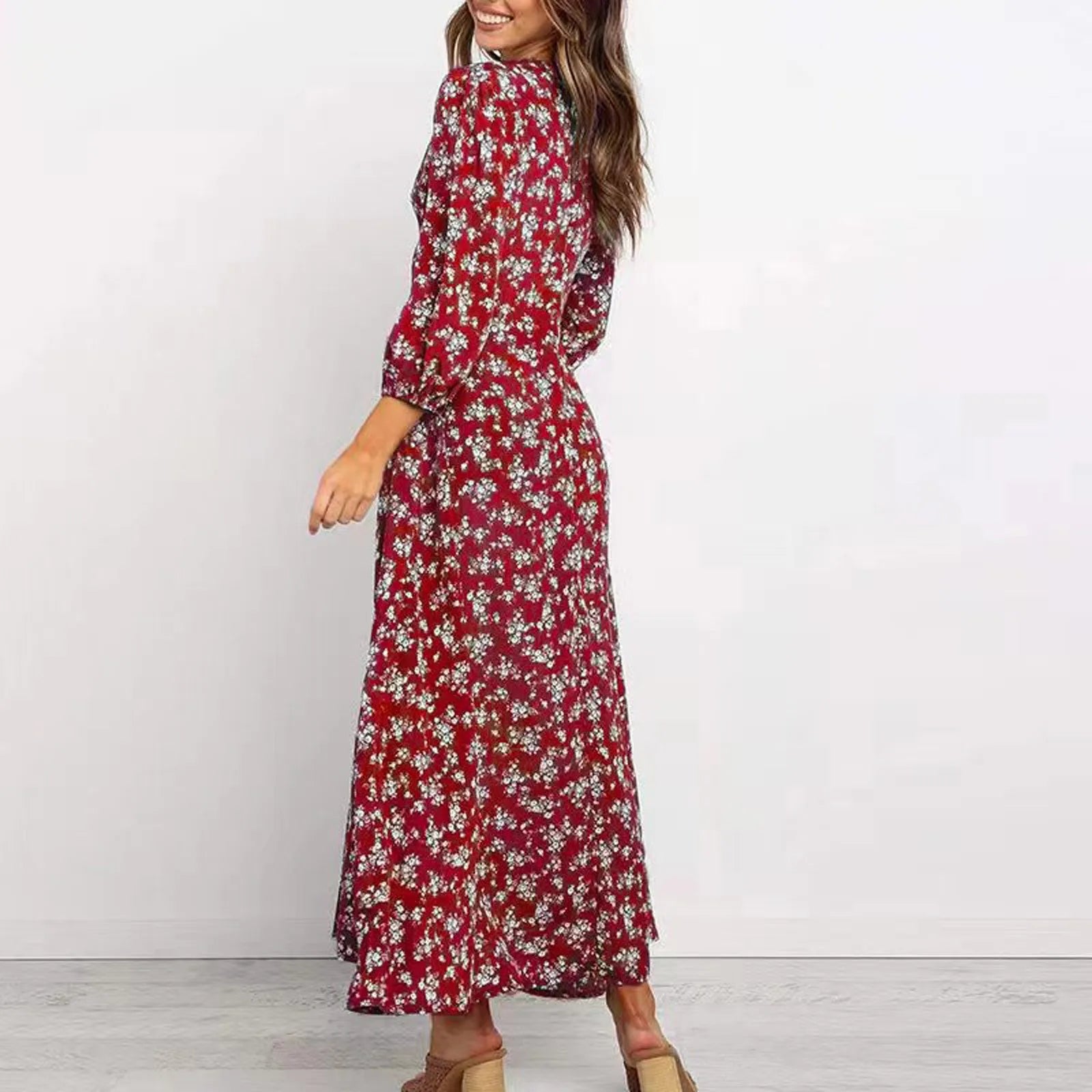Robe fleurie élégante Jane de Danoir Paris avec motif floral marine, portée sur mannequin blanc.