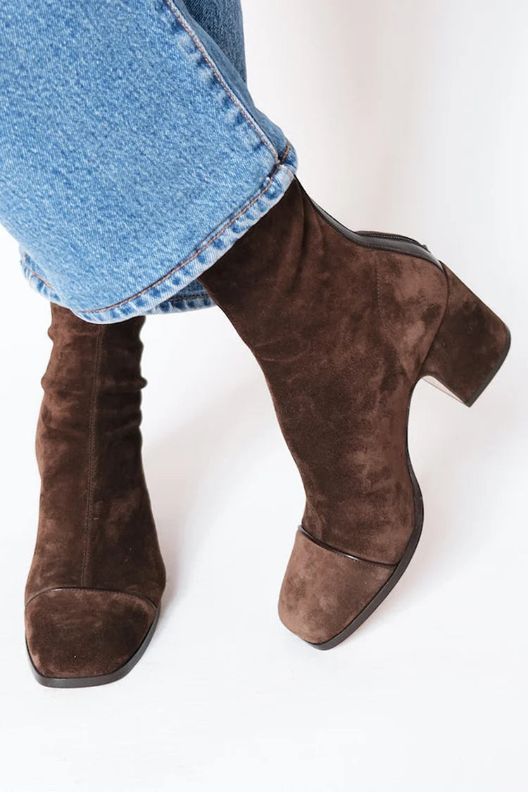 Bottines en suédine marron Céleste™ de Danoir Paris, élégantes et tendance, avec lacets et semelle en caoutchouc.