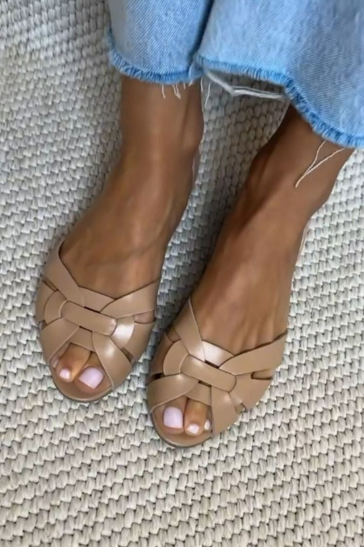 Sandales tressées naturelles Serafina de Danoir Paris, couleur marron, vue de face, détails des brides en cuir.