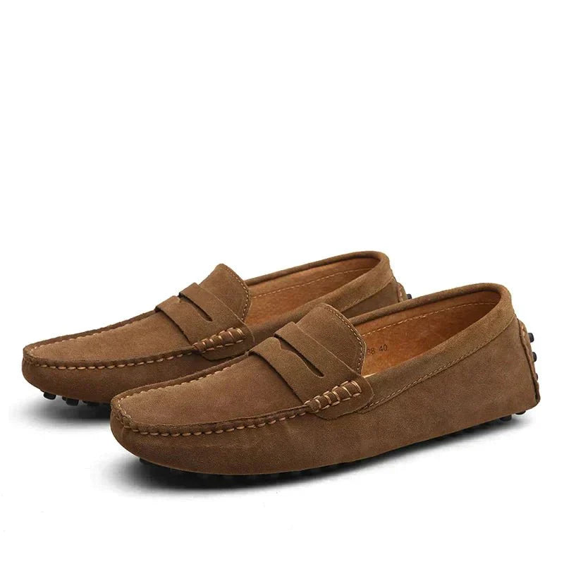 Mocassins classiques pour homme Danoir Paris en cuir marron, taille 38, vue en gros plan sur le dessus du modèle.