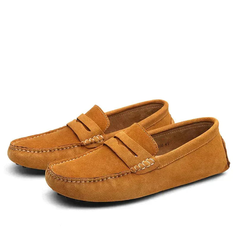 Mocassins classiques pour homme Danoir Paris en marron, modèle Cazel, en cuir avec semelle en caoutchouc, vue de face.