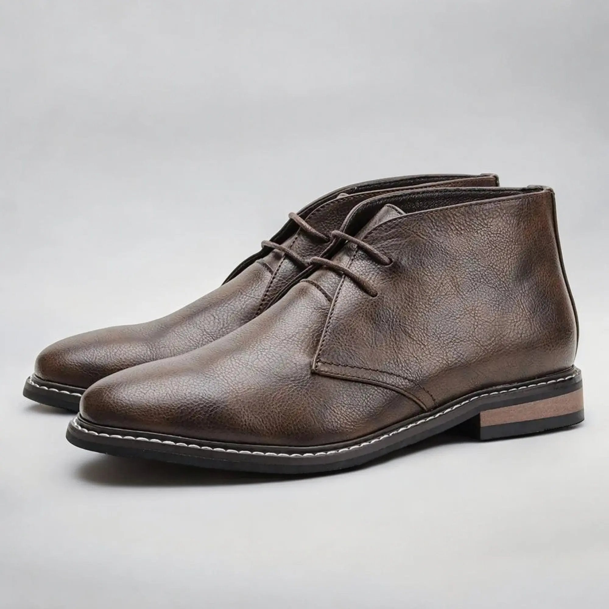 Bottines Chukka en cuir marron Herold™ de Danoir Paris, semelle en cuir, style élégant et classique pour homme.