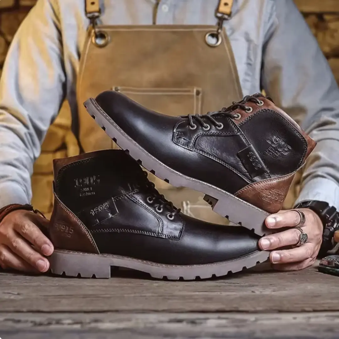 Bottes en cuir vintage Aaron de Danoir Paris, couleur marron, taille 39, vue de côté avec détails du cuir patiné.