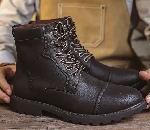 Bottes en cuir marron pour homme Colton™ de Danoir Paris, chaussures élégantes et de qualité supérieure.