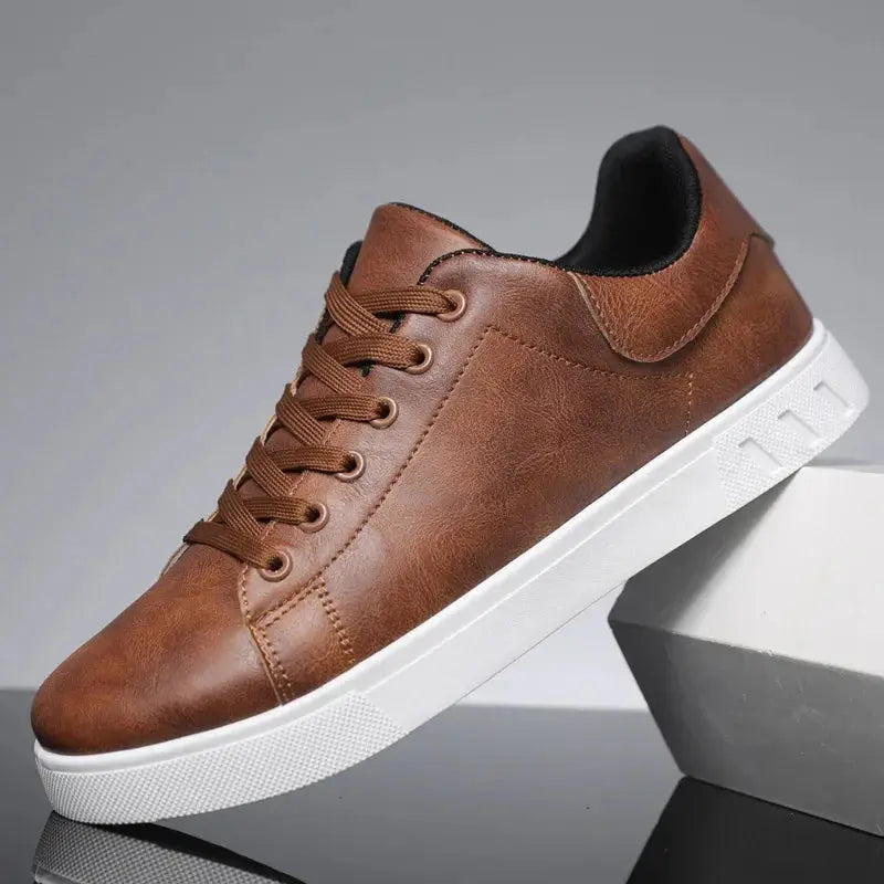 Chaussures sportives décontractées Fernando de Danoir Paris en marron, taille 39, en cuir avec semelle blanche.