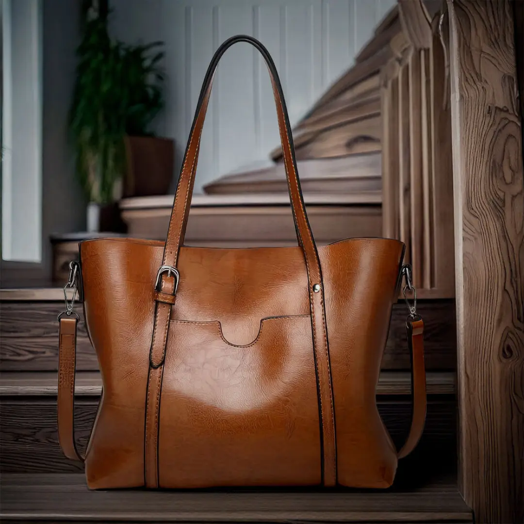 Sac à main Danoir Paris Blythe marron en cuir élégant avec poignée fine et détails sophistiqués, style intemporel.