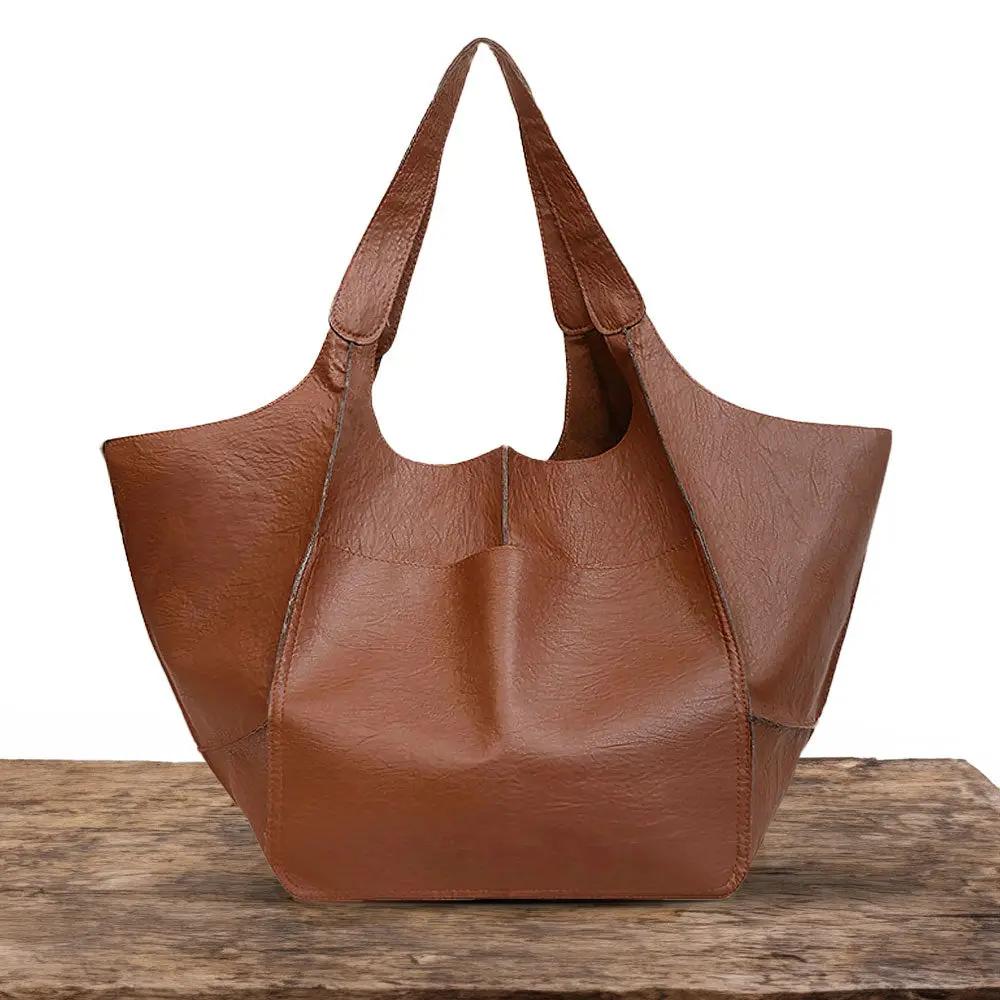 Sac vintage Cecilia de Danoir Paris, en marron, avec design nostalgique et détails élégants, idéal pour un style rétro chic.