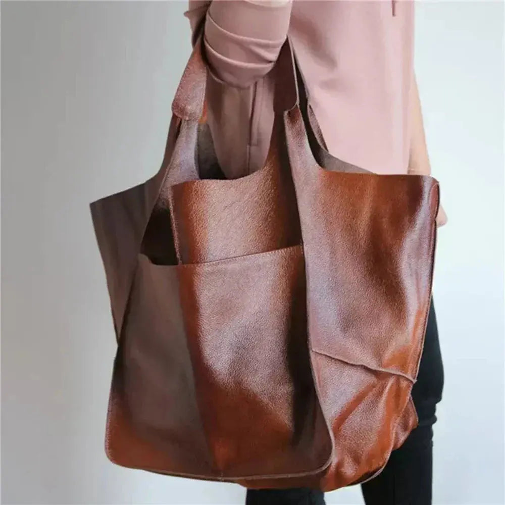 Sac vintage Cecilia de Danoir Paris en cuir marron avec détails nostalgiques, élégant et chic pour un style rétro.