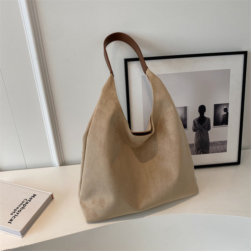 Cabas en daim marron clair Sena de Danoir Paris, sac à main élégant avec poignées, vue de face.