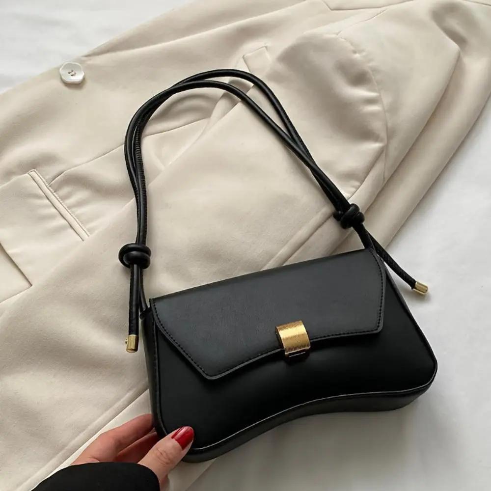 Sac à bandoulière Danoir Paris Daphne en cuir marron avec style vintage visible sur l'image.