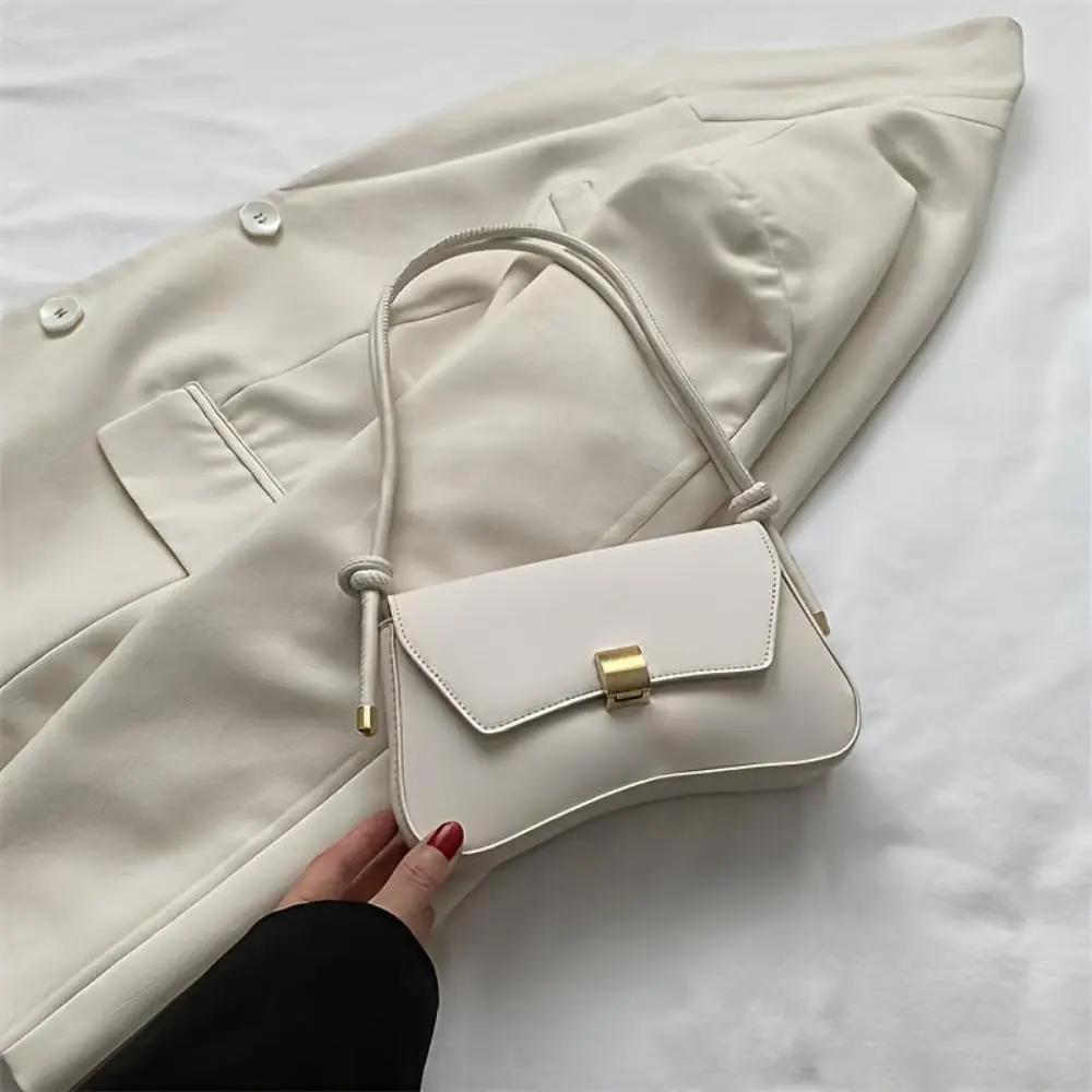 Sac à bandoulière Danoir Paris Daphne en cuir marron avec style vintage, détails élégants et finition soignée.