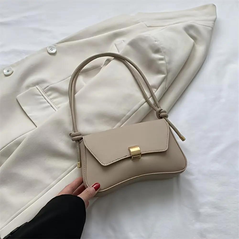 Sac à bandoulière Danoir Paris Daphne en cuir marron, style vintage élégant, avec poignées et détails raffinés.