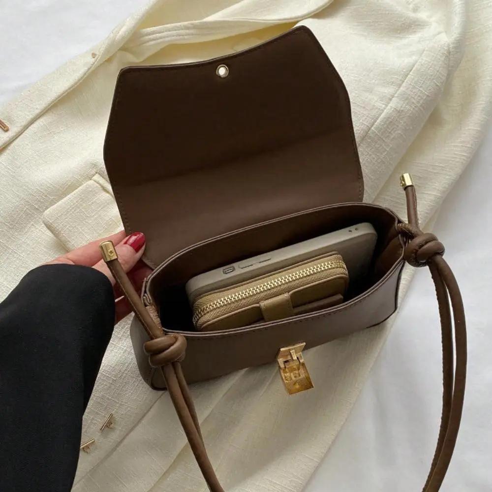 Sac à bandoulière Danoir Paris Daphne en cuir marron avec design vintage, détails élégants et finition soignée.