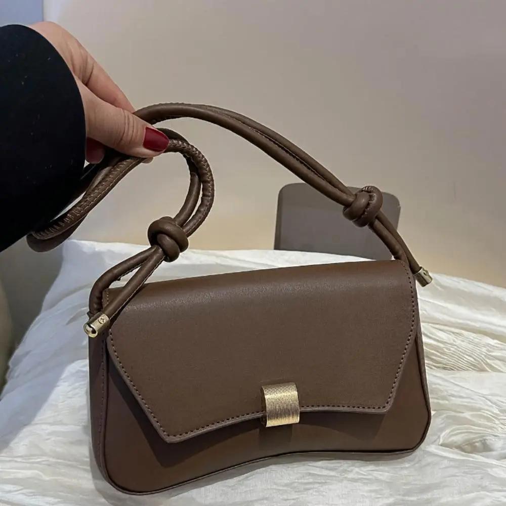 Sac à bandoulière Danoir Paris Daphne en cuir marron avec charme vintage et détails élégants, idéal pour un style chic et rétro.
