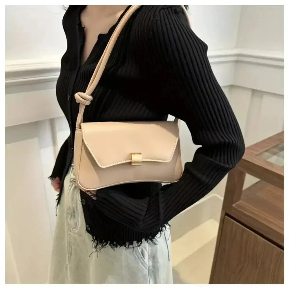 Sac à bandoulière Danoir Paris Daphne en cuir marron avec charme vintage, vue de face, détails du sac.