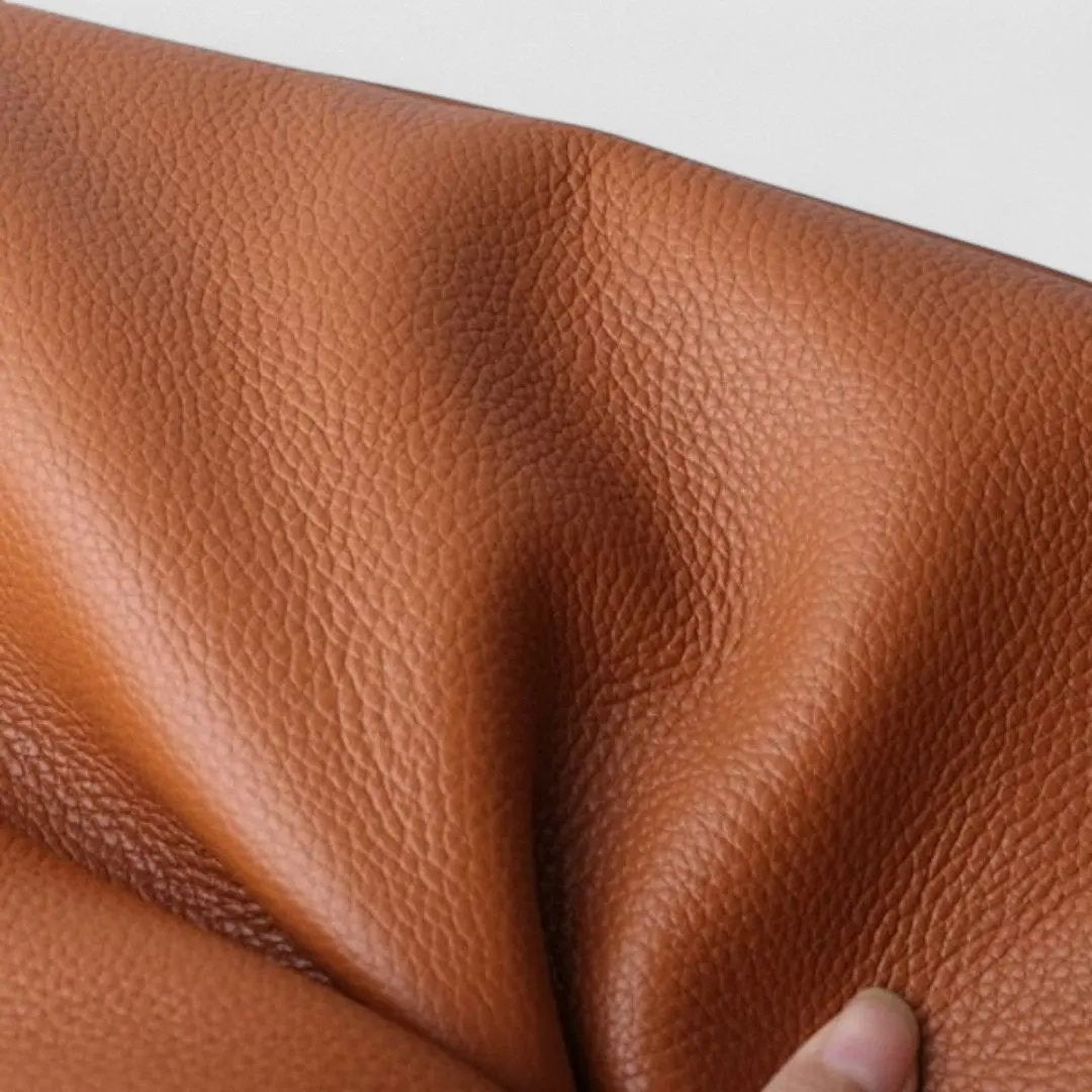 Sac à main en cuir marron Elise de Danoir Paris, detail de la finition et poignée élégante.