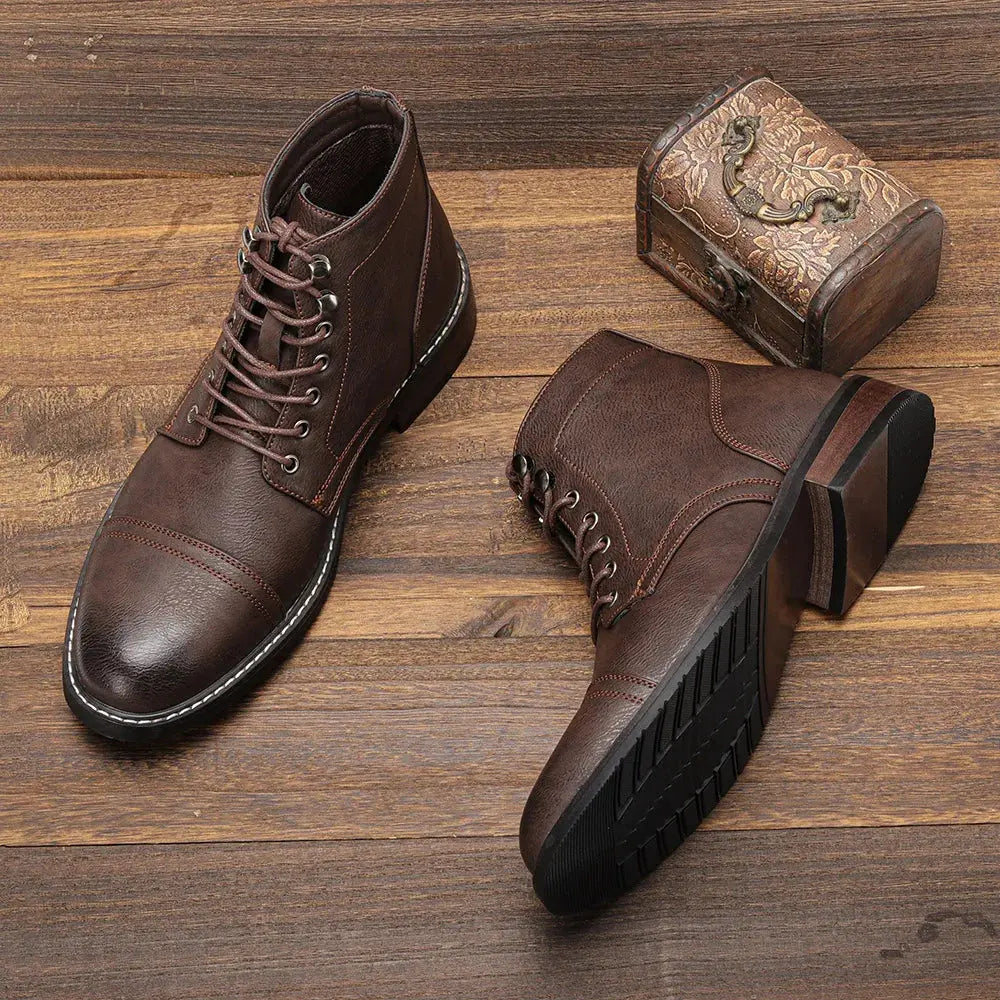 Bottes Derby classiques Dakota de Danoir Paris en marron foncé, en cuir, avec lacets et semelle robuste.