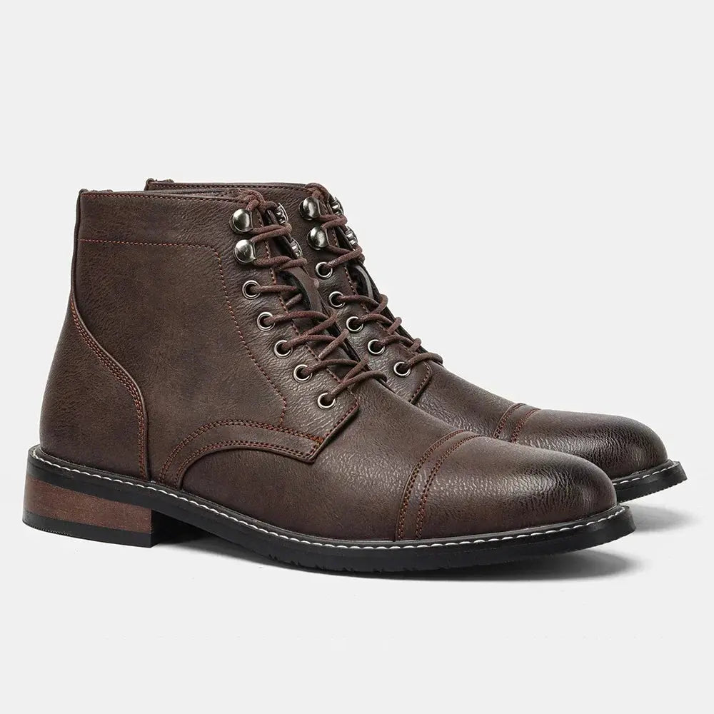 Bottes Derby classiques Dakota marron foncé de Danoir Paris, en cuir, avec lacets et semelle robuste, pour un style élégant.