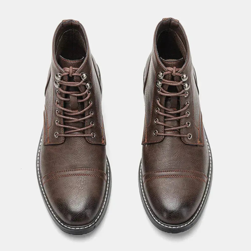 Bottes Derby classiques Dakota de Danoir Paris en cuir marron foncé, pointure 38, avec semelle en caoutchouc.