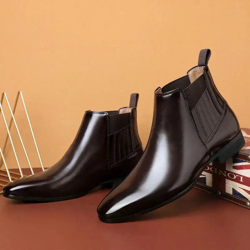 Bottines en cuir synthétique marron foncé Peyton de Danoir Paris, taille 38, avec semelle et détail élégant.